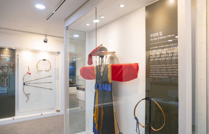 국궁전시장 내부 사진 : 국궁 및 조선시대 무관 의복