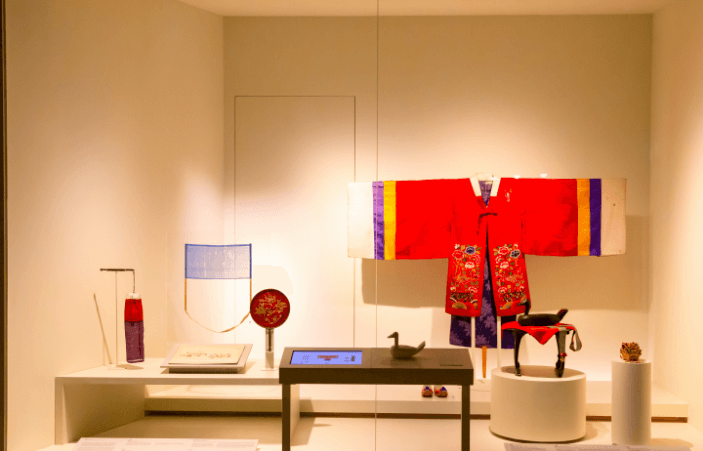국립민속박물관 내부 : 조선시대 공예품, 의복