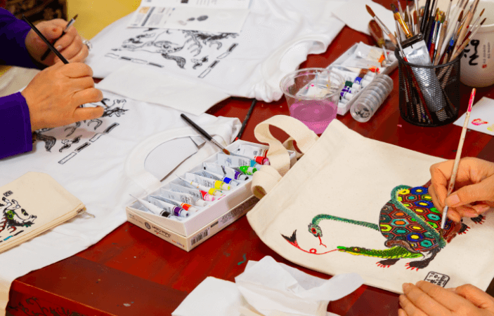 북촌 전통공예 체험관 : 에코백, 티셔츠 등에 그림 그리기 체험