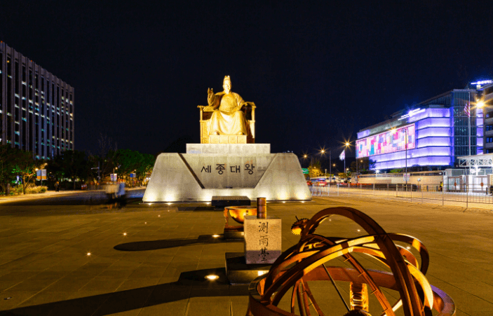 야간에 보는 광화문 광장의 세종대왕상